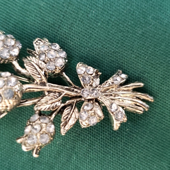 Lovely Floral Pin - Picture 3 of 4